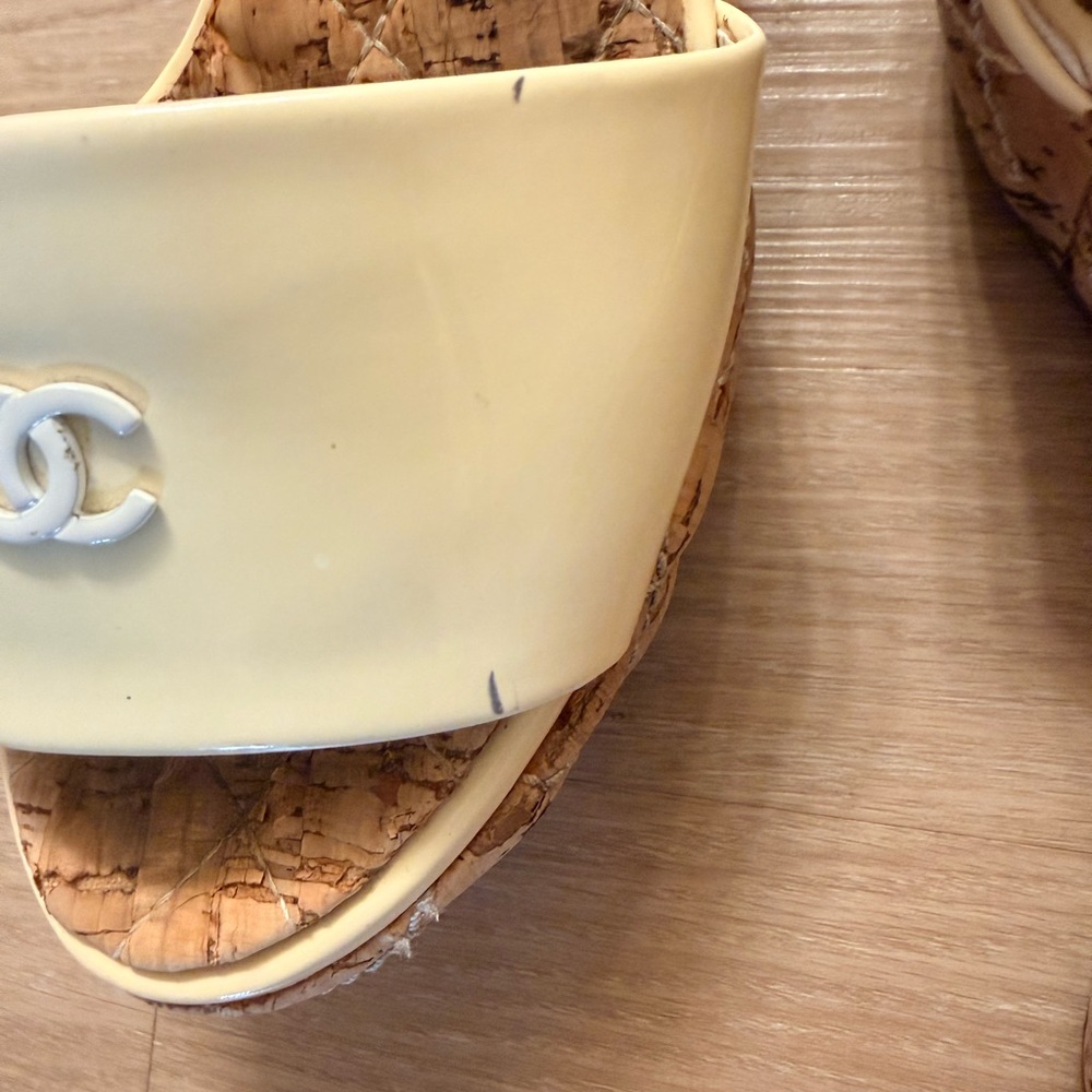 Chanel White Patent Leather Cork Wedge Sandal with iconic interlocking CC - Picture 6 of 15